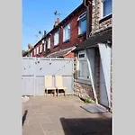 Cheerful 2 Bedroom Residential Home - Free Parking