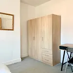 Cheerful 2 Bedroom Residential Home - Free Parking