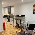 Entire Studio In Picturesque City Islands - Short Walk From Leeds Centre