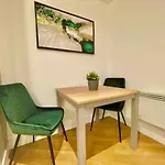 Chic Leeds City Apartment, Free Parking, Balcony