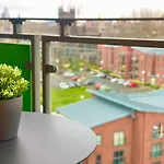 Chic Leeds City Apartment, Free Parking, Balcony
