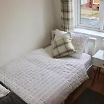Home Away From Home - 2 Bed Free Parking & Wifi