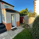Modern 1 Bed Apartment 10 Mins To Leeds City Cent