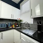 Modern 5-Bed Home Near Leeds City Centre