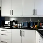 Modern 5-Bed Home Near Leeds City Centre