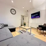 Large 4 Bedroom Home, Close To Leeds City Centre