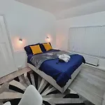 Modern 3 Bedroom House, 3 Bathroom, Secure Parking, Wi-Fi & Garden