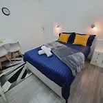 Modern 3 Bedroom House, 3 Bathroom, Secure Parking, Wi-Fi & Garden