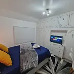 Modern 3 Bedroom House, 3 Bathroom, Secure Parking, Wi-Fi & Garden