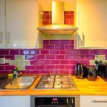 Headingley 2 Bedroom Cottage Flat Near Universities Shops& Park