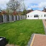 Detached Flat In Leeds, Free Wifi And Parking, Pool Table, 75 Inch Tv, Netflix, Disney Plus