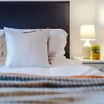2 King Size Beds In Manhattan Styled Oversize Apartment