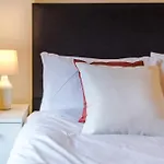 2 King Size Beds In Manhattan Styled Oversize Apartment