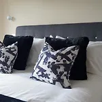 The Superior Suite By D-Luxe Properties - Luxury Apartment - Leeds City Centre - Free Netflix