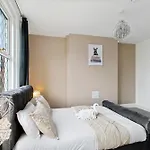Home In Woodhouse, Leeds,Free 4 Car Parking,Free Wifi