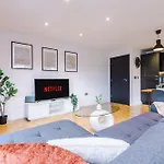 2 King Size Beds In Manhattan Styled Oversize Apartment