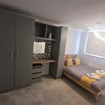 Stylish & Modern 2 Bed House With Free Parking Leeds