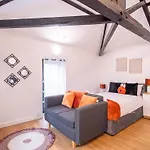 Spacious Studio With Parking - 10 Mins To Leeds Centre