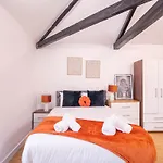 Spacious Studio With Parking - 10 Mins To Leeds Centre