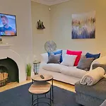 Stylish 2 Bedroom Apartment, Leeds Centre + Free Parking