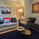 Stylish 2 Bedroom Apartment, Leeds Centre + Free Parking