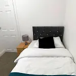 Lovely Spacious House Family & Contractor Friendly 3 Bedroom Near Leeds Centre Sleeps 8