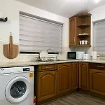 Lovely Spacious House Family & Contractor Friendly 3 Bedroom Near Leeds Centre Sleeps 8