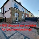 Modern 3 Bedroom House, 3 Bathroom, Secure Parking, Wi-Fi & Garden