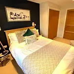 2 Bed, 2 Bath Apartment In Roundhay