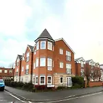 2 Bed, 2 Bath Apartment In Roundhay