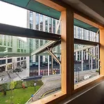 2 Bed Leeds Train Station Apartment City View