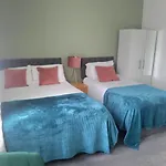 Leeds 4-Bed House - Sleeps 9 Free Parking & Wifi