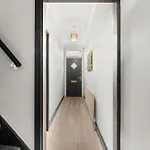 Exquisite 4 Bed In Leeds - Sleeps 10 - Parking