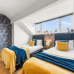 Exquisite 4 Bed In Leeds - Sleeps 10 - Parking