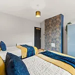 Exquisite 4 Bed In Leeds - Sleeps 10 - Parking