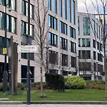 2 Bed Leeds Train Station Apartment City View