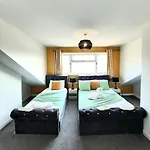 Home In Woodhouse, Leeds,Free 4 Car Parking,Free Wifi