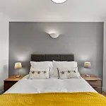 Apt 9, Plaza Suite