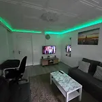 2 Bedroom Cozy Chambers With Free Parking