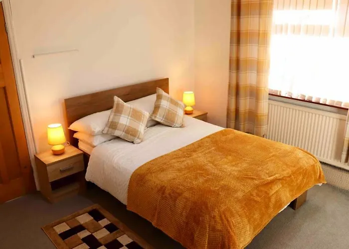 Cheerful 2 Bedroom Residential Home - Free Parking