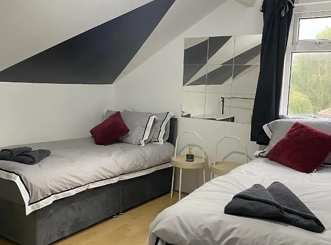 Modern 2 Bedroom Flat Close To City Centre