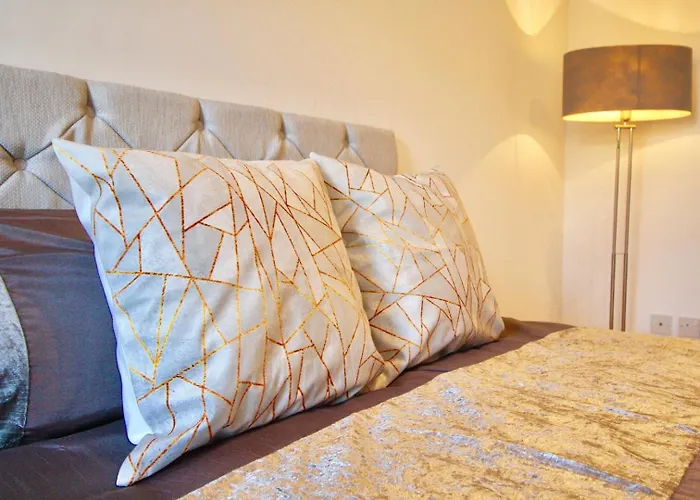 Large 4 Bedroom Home, Close To Leeds City Centre