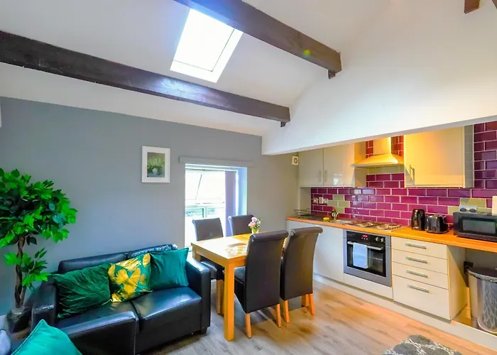 Headingley 2 Bedroom Cottage Flat Near Universities Shops& Park