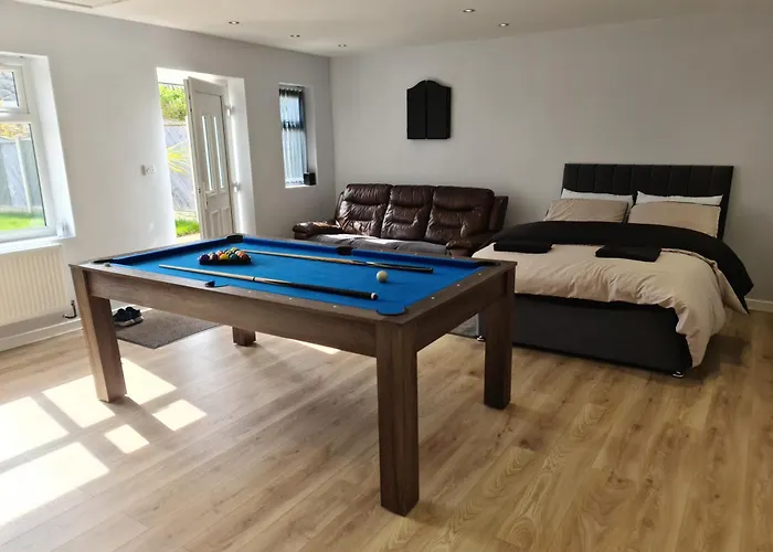 Detached Flat In Leeds, Free Wifi And Parking, Pool Table, 75 Inch Tv, Netflix, Disney Plus