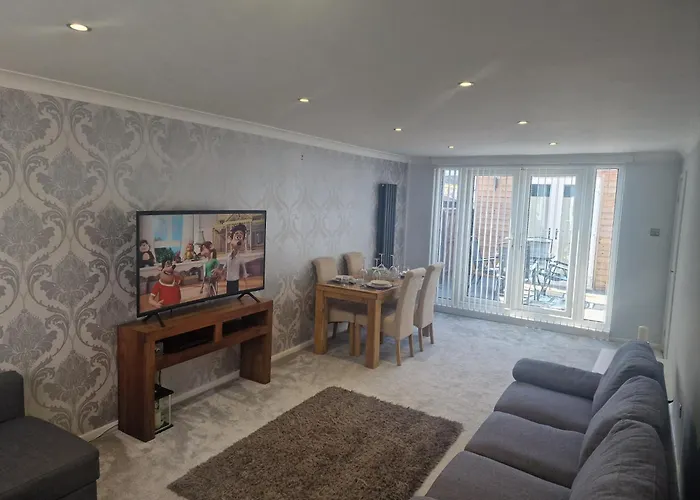Stylish & Modern 2 Bed House With Free Parking Leeds
