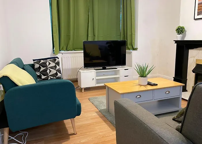 Lovely Spacious House Family & Contractor Friendly 3 Bedroom Near Leeds Centre Sleeps 8