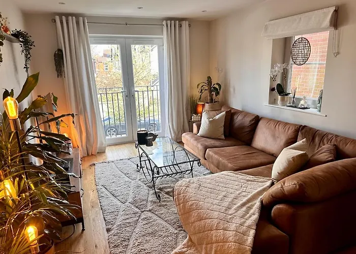 2 Bed, 2 Bath Apartment In Roundhay