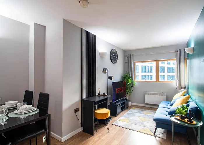 2 Bed Leeds Train Station Apartment City View