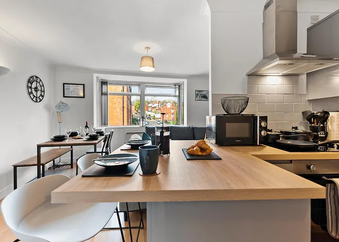 Apt 9, Plaza Suite