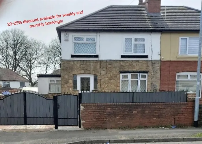 Modern 3 Bedroom House, 3 Bathroom, Secure Parking, Wi-Fi & Garden